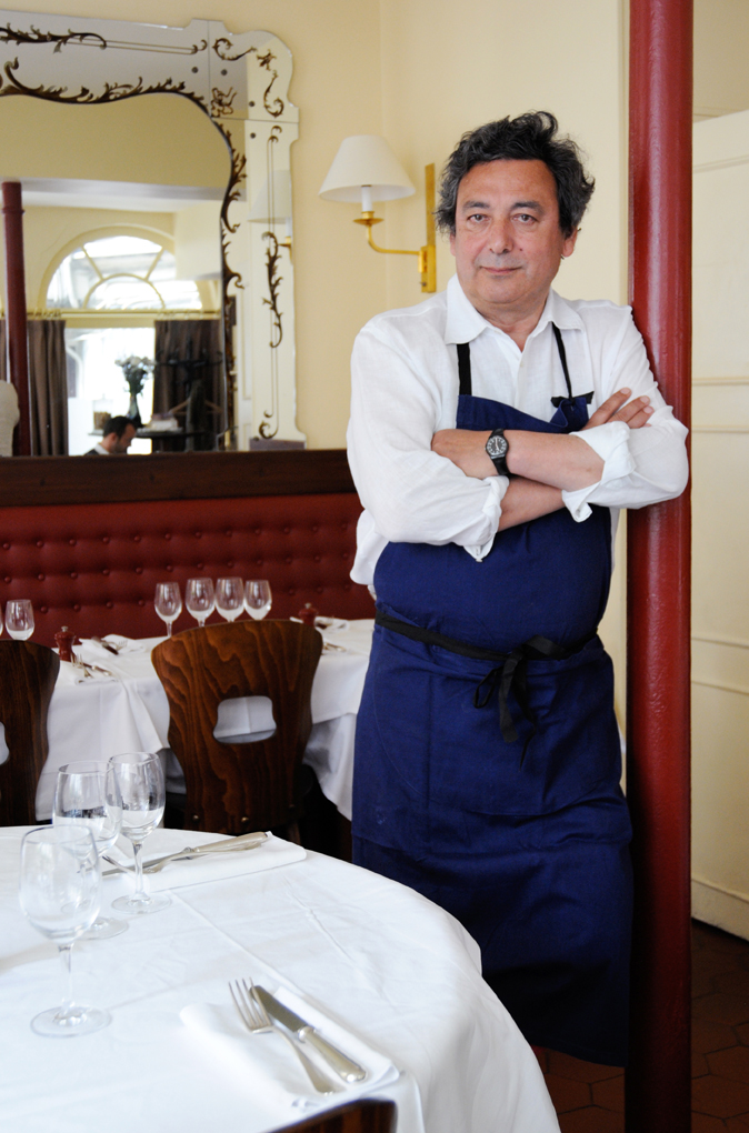William Abitbol dans son restaurant Alfred, pour le magazine Saveurs