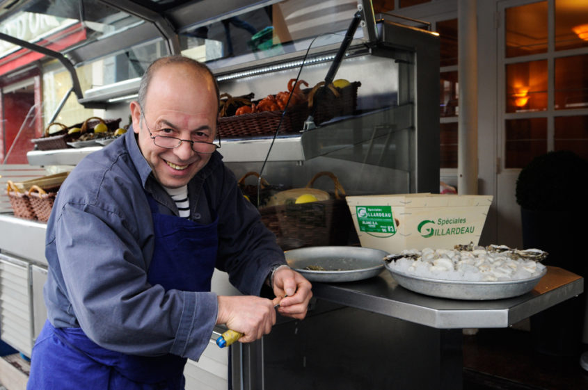 L'écailler Malek Djabali devant le restaurant Le Rech, pour le magazine Saveurs. 