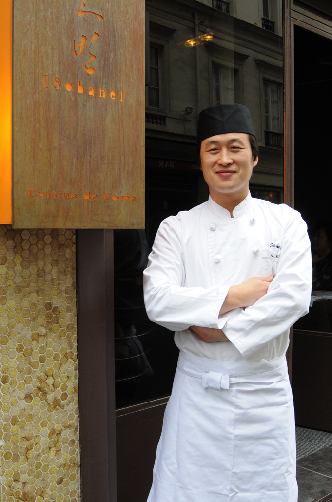 Le chef Kim Jungkyu devant son restaurant Sobane, pour le magazine Saveurs