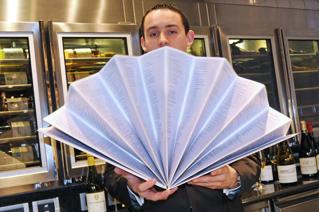 Le sommelier Antoine Petrus présentant la carte des vins du Crillon. 