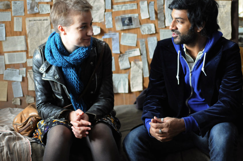 Anamaria Marinca et Vikash Dhorasoo sur le tournage du pilote d'"Un Nuage Dans Un Verre d'Eau"